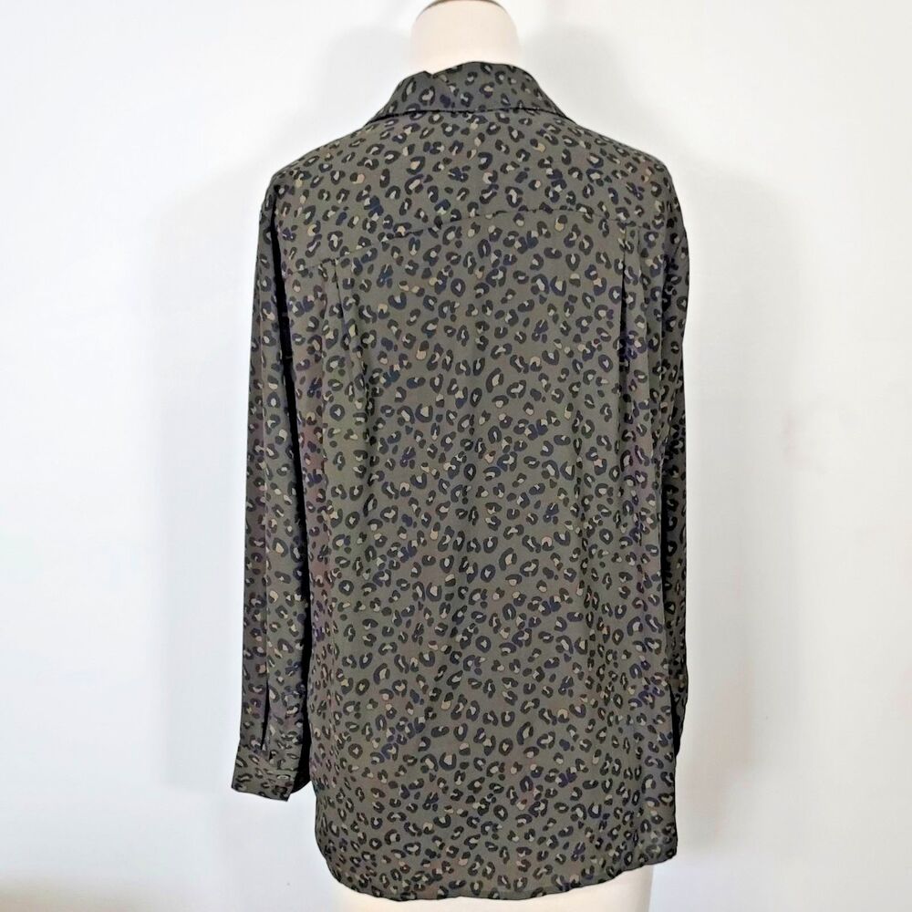 Chelsea & Theodore Women’s Size Large Gray Black Leopard Print Blouse Button Top - Picture 7 of 13